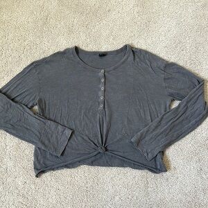 Women’s grey long sleeve crop T. Knotted front. Size M